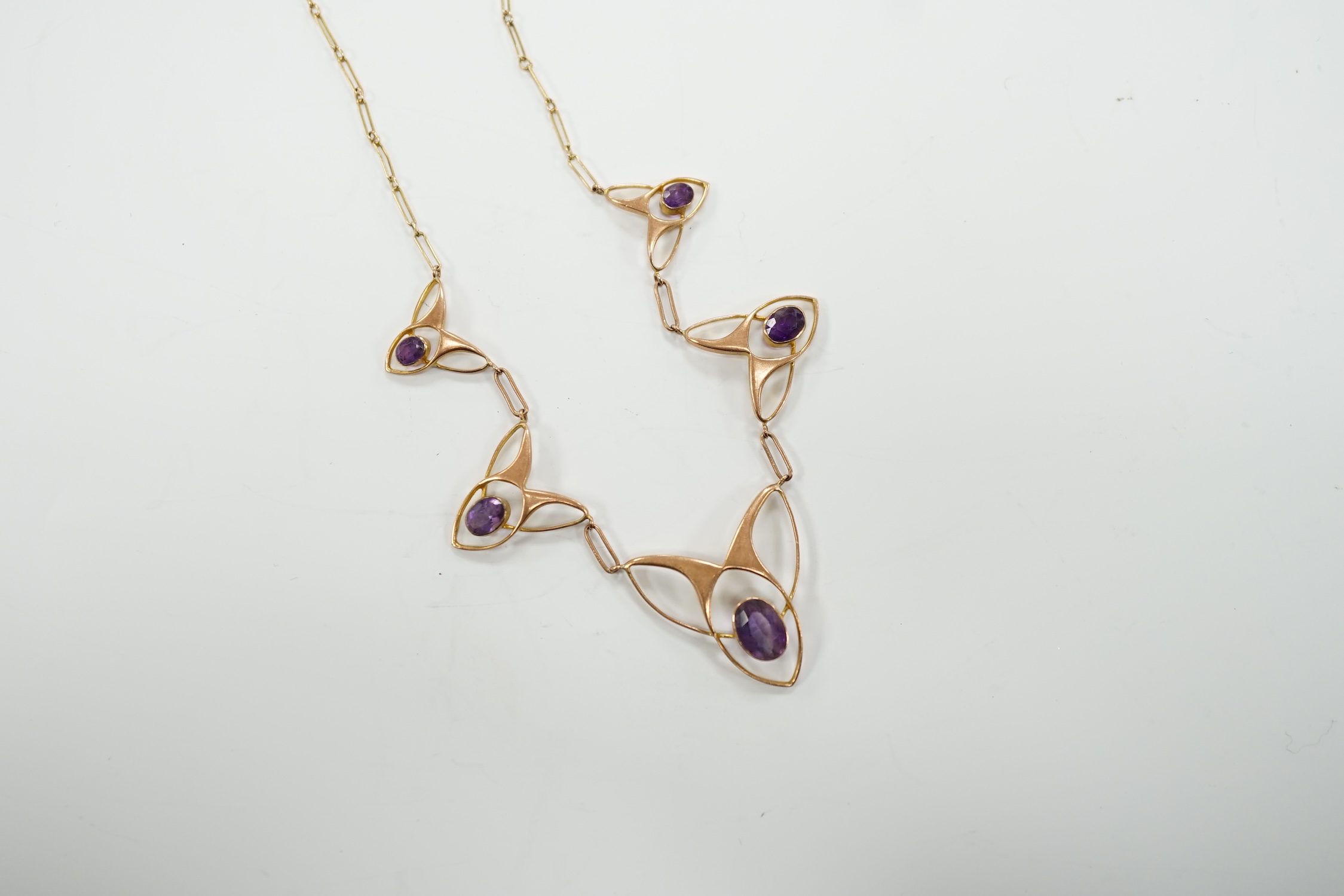 An Edwardian Art Nouveau 9ct and graduated five stone oval cut amethyst set necklace, 44cm, gross weight 6.2 grams.